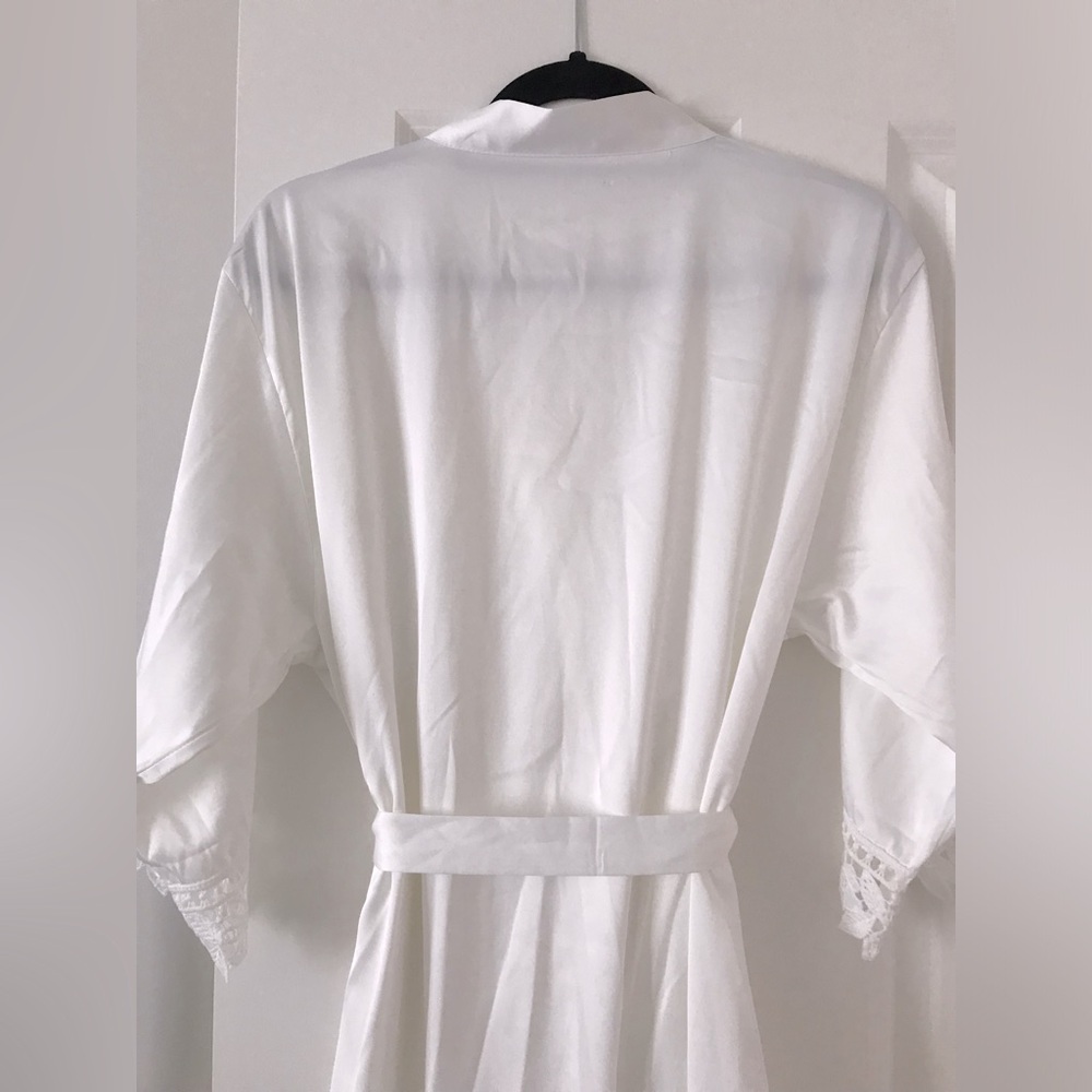 White Lace-Trim Satin Robe - Picture 10 of 15